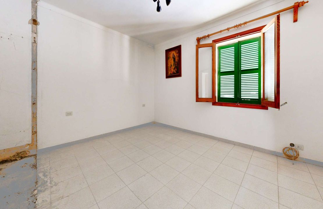 Townhouse in Pollenca Mallorca with large patio and renovation project